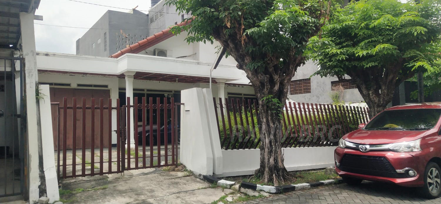 Investasi Terbaik di Darmo Permai: Rumah dengan Carport LUAS!