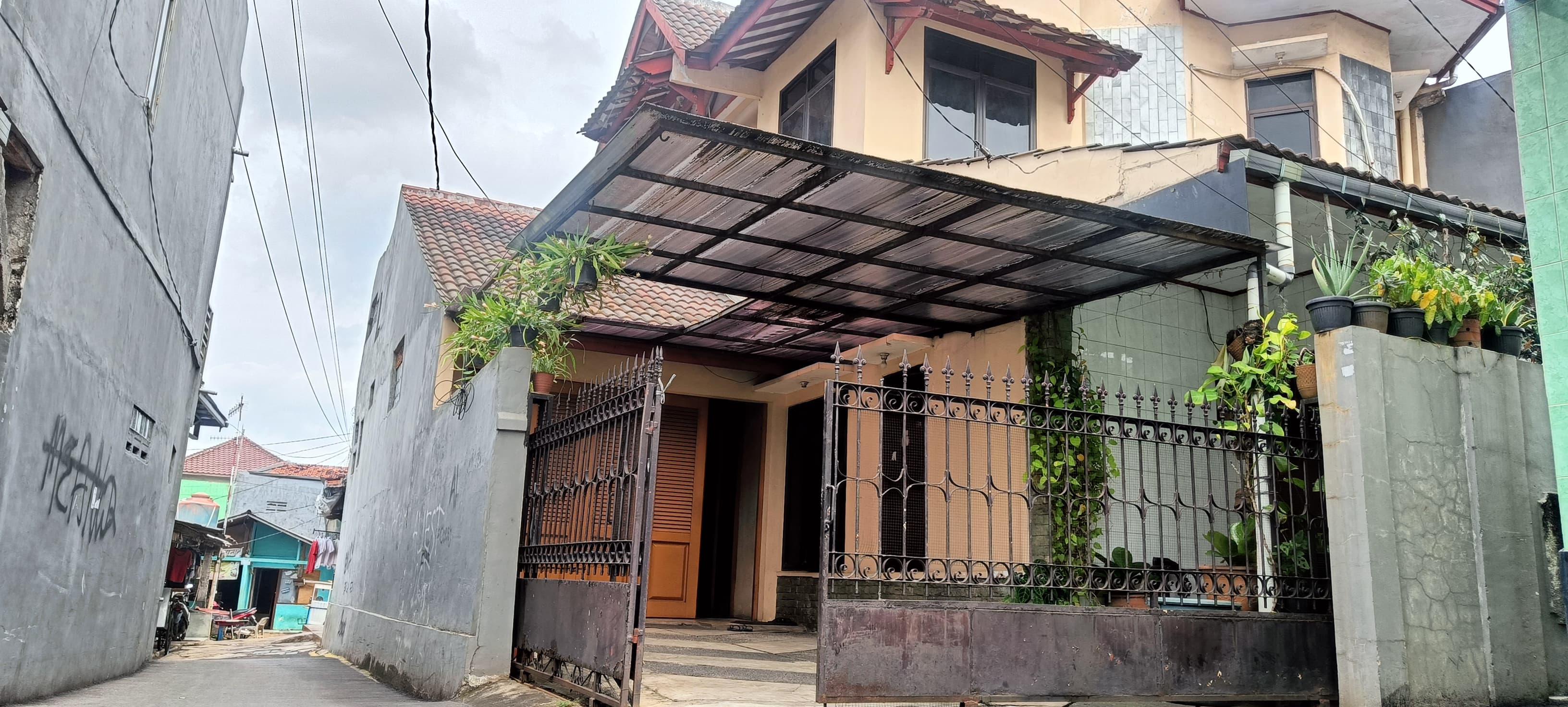 Dijual rumah lama Nyaman dan Luas di Jatiwaringin, Pondok Gede