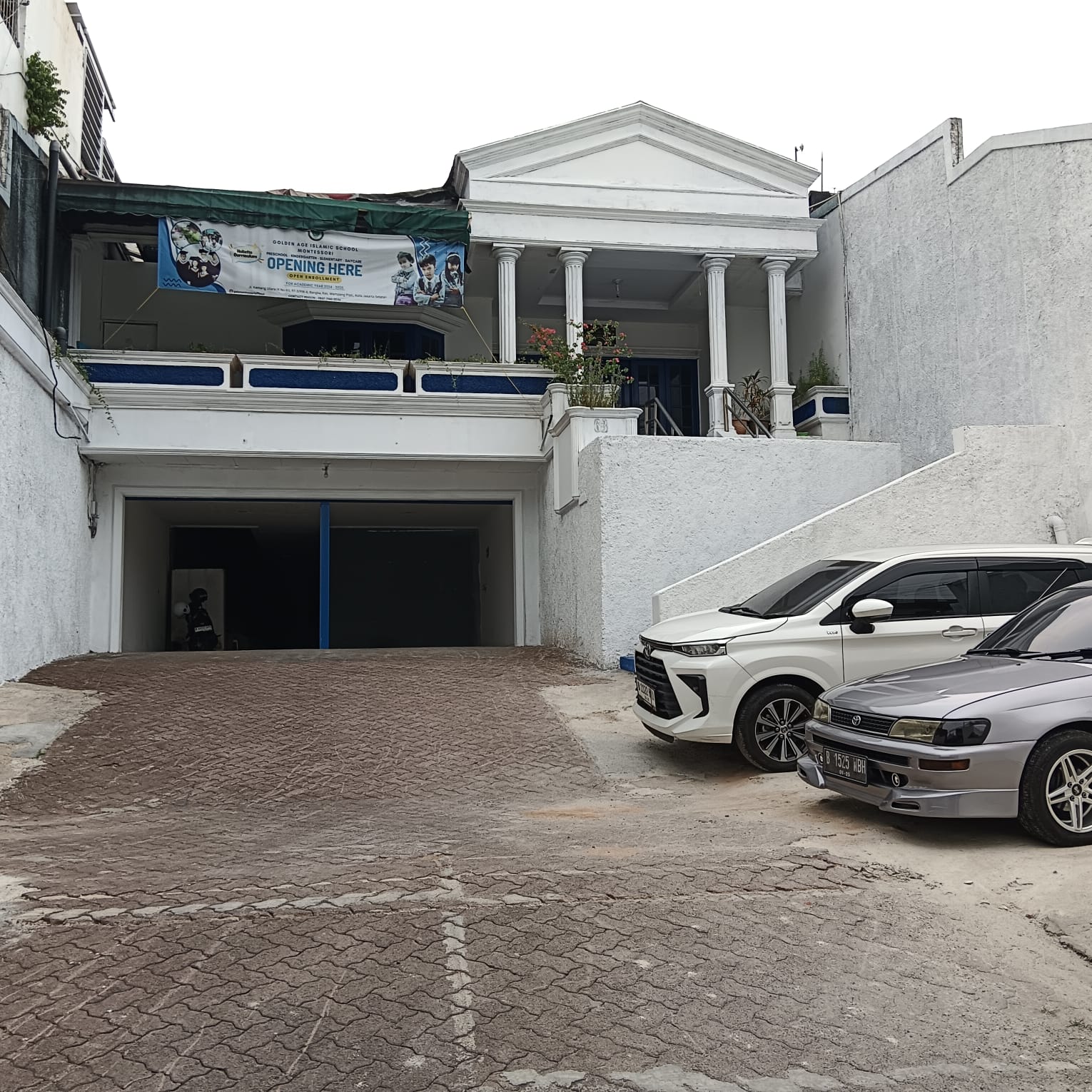 Dijual rumah lama 2 lantai, area luas dan cocok un