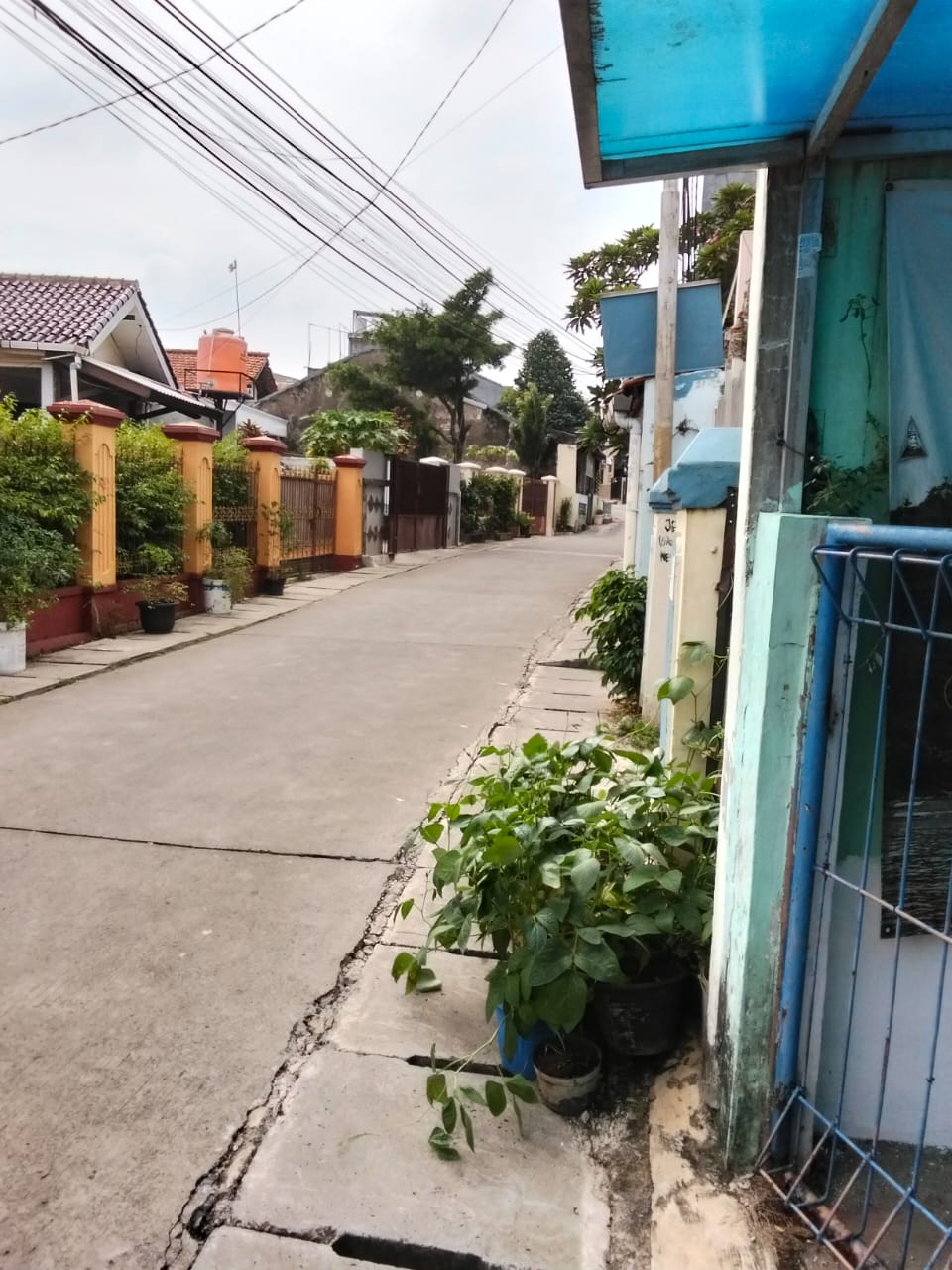 Rumah masuk 1 mobil area Gedong Pasar Rebo, 350 meter ke Jln TB