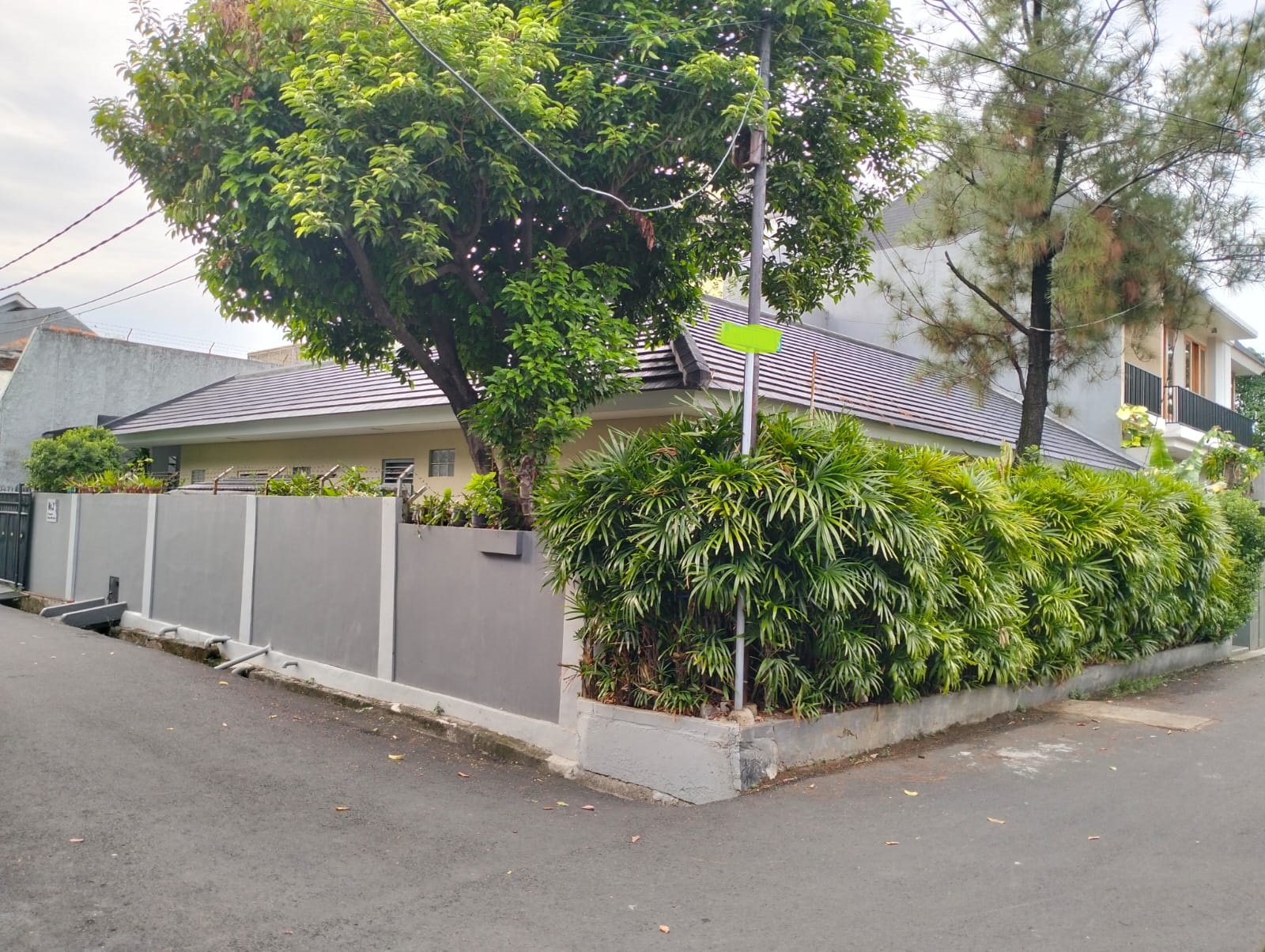 Dijual rumah komplek strategis cantik di Jati, Pulo Gadung