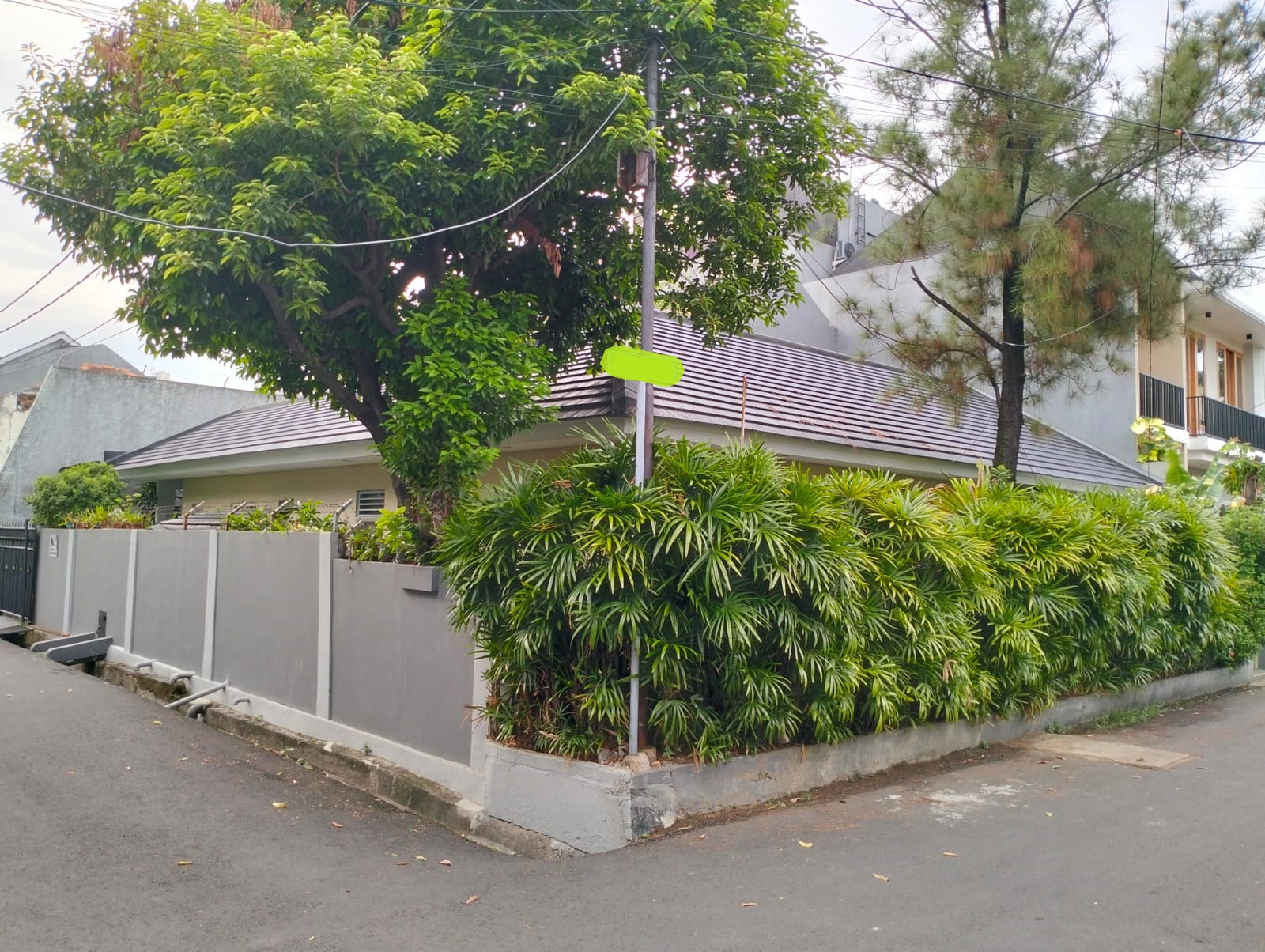 Dijual rumah komplek strategis cantik di Jati, Pulo Gadung
