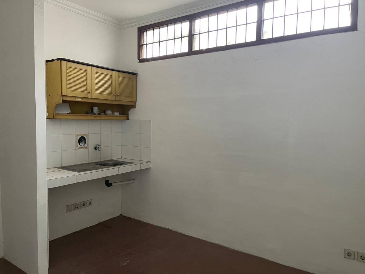 Disewakan ruko gandeng luas Jl. Panglima Polim, Melawai