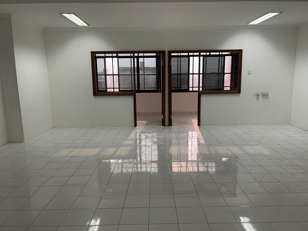 Disewakan ruko gandeng luas Jl. Panglima Polim, Melawai