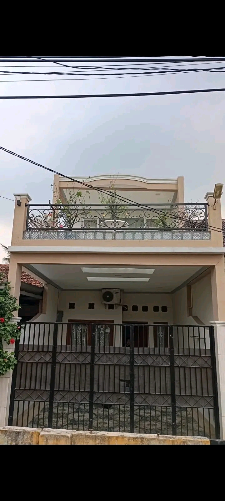 Dijual Rumah 2Lt fulll Renovasi strategis dekat gerbang tol lim.
