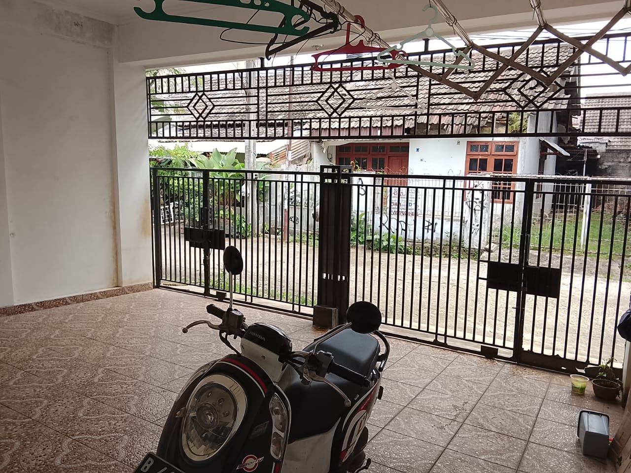 Dijual Rumah 2Lt strategis di komplek Ciater permai, Tangsel.