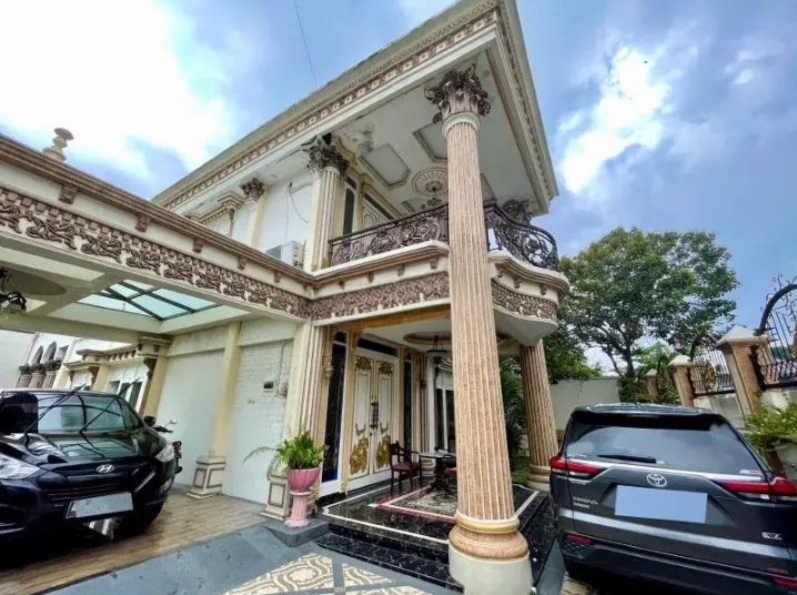 Disewakan (Murah): Rumah Mewah di Pusat Kota Solo