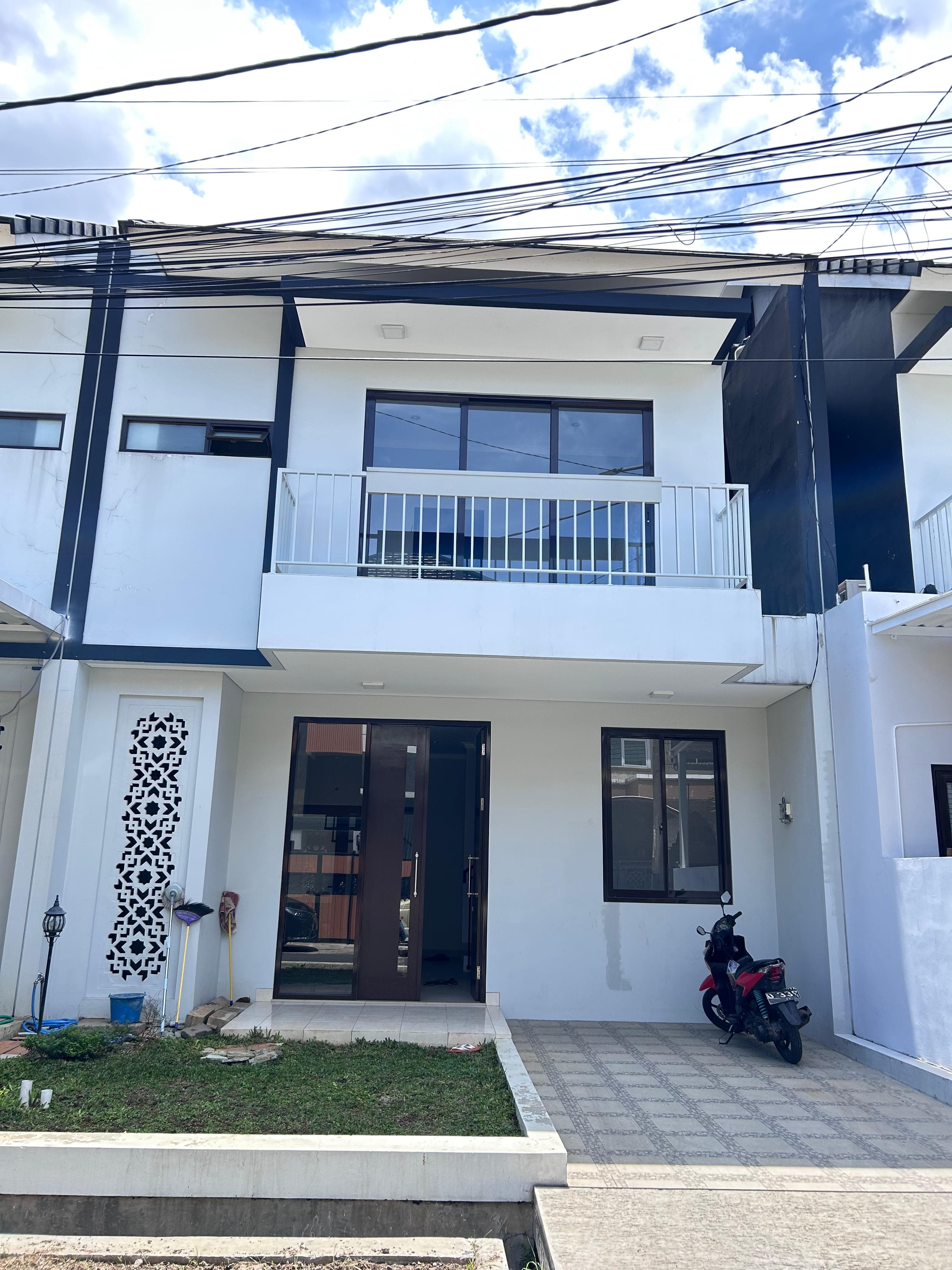 Jual rumah 2 lantai lokasi strategis di Komplek Pelangi Antapani