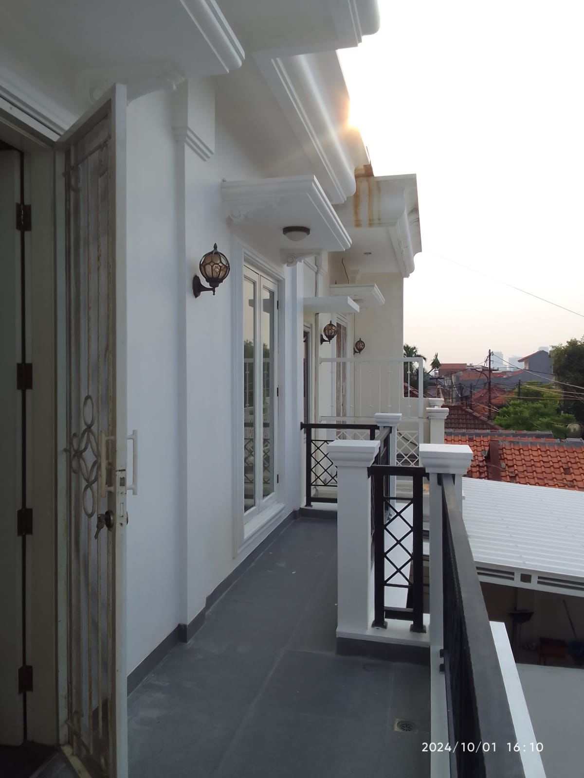 rumah desain semi modern strategis di Pejaten Barat