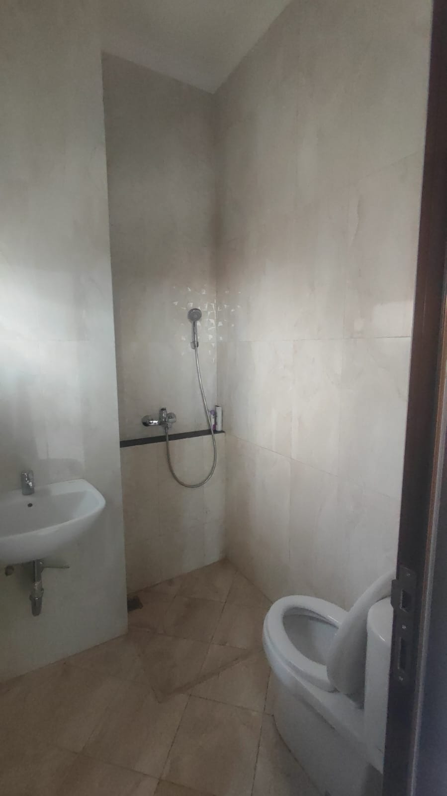 Jual rumah 2 lantai lokasi strategis di Komplek Pelangi Antapani