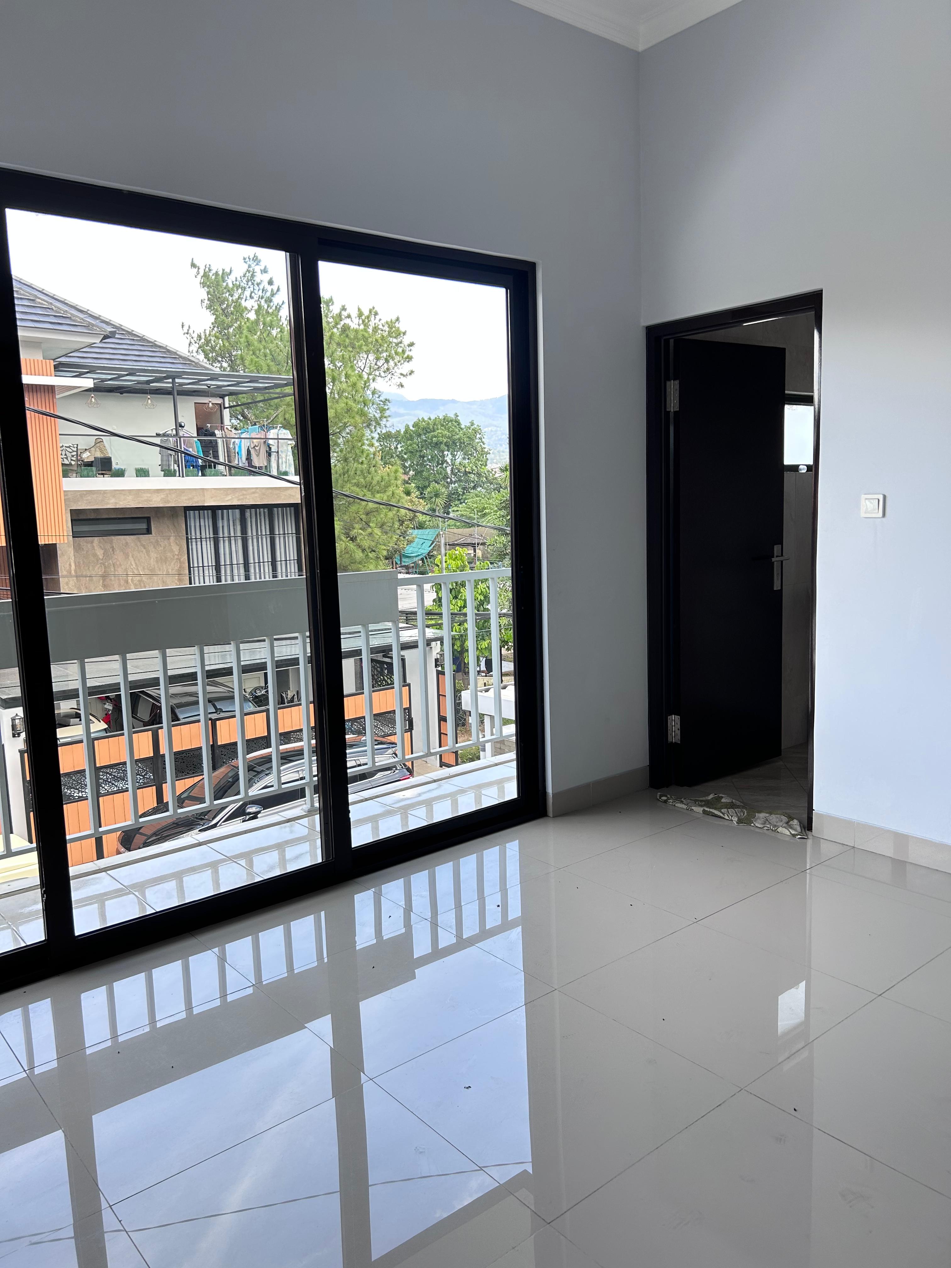 Jual rumah 2 lantai lokasi strategis di Komplek Pelangi Antapani