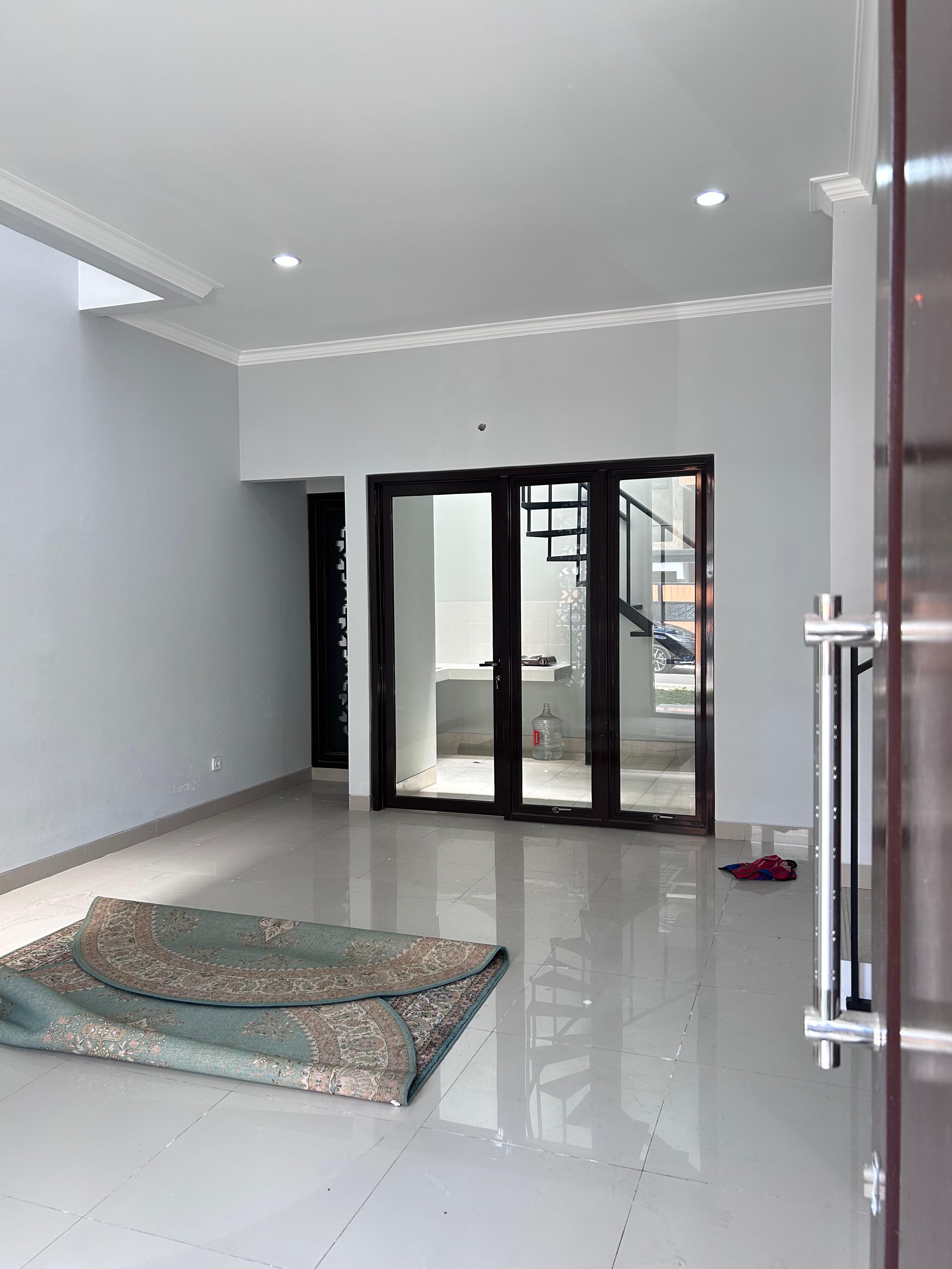 Jual rumah 2 lantai lokasi strategis di Komplek Pelangi Antapani