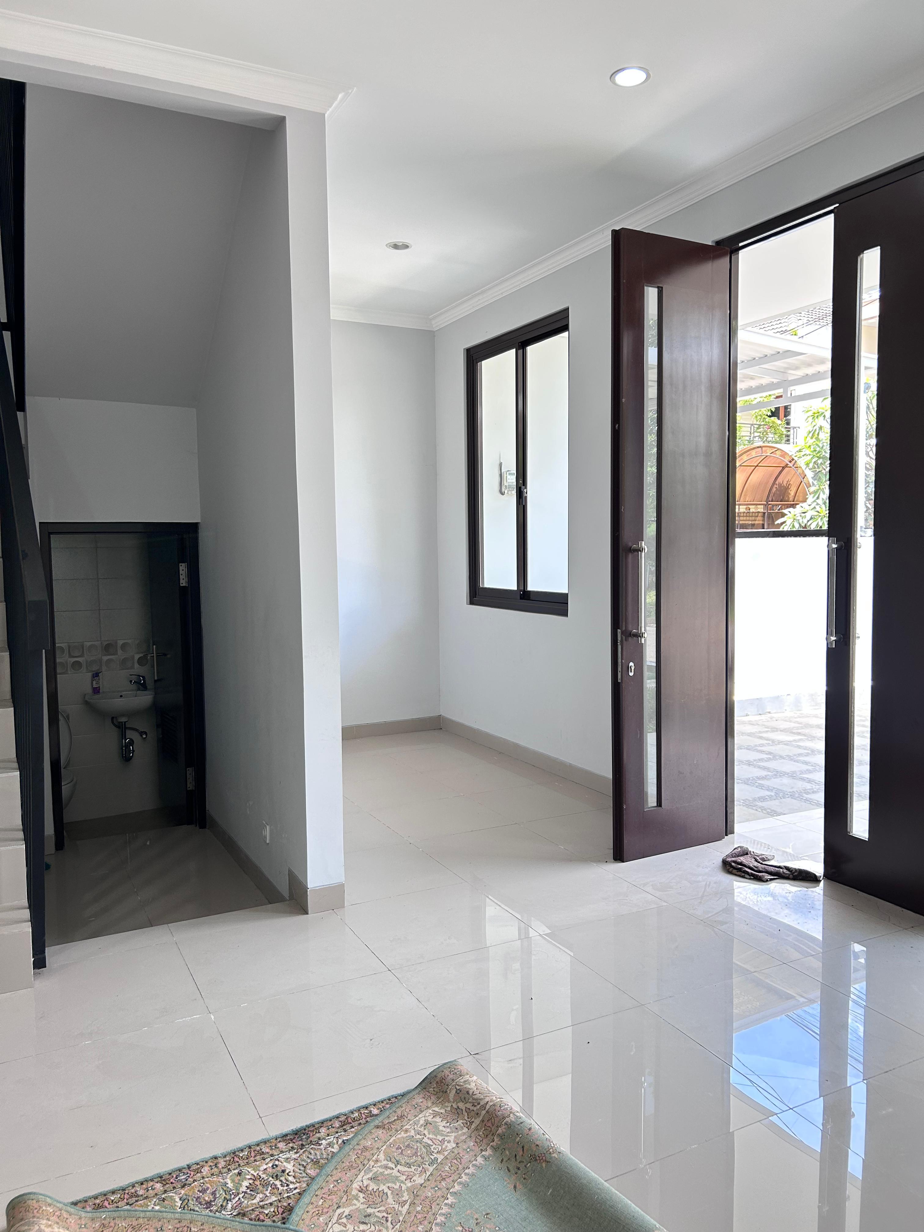Jual rumah 2 lantai lokasi strategis di Komplek Pelangi Antapani