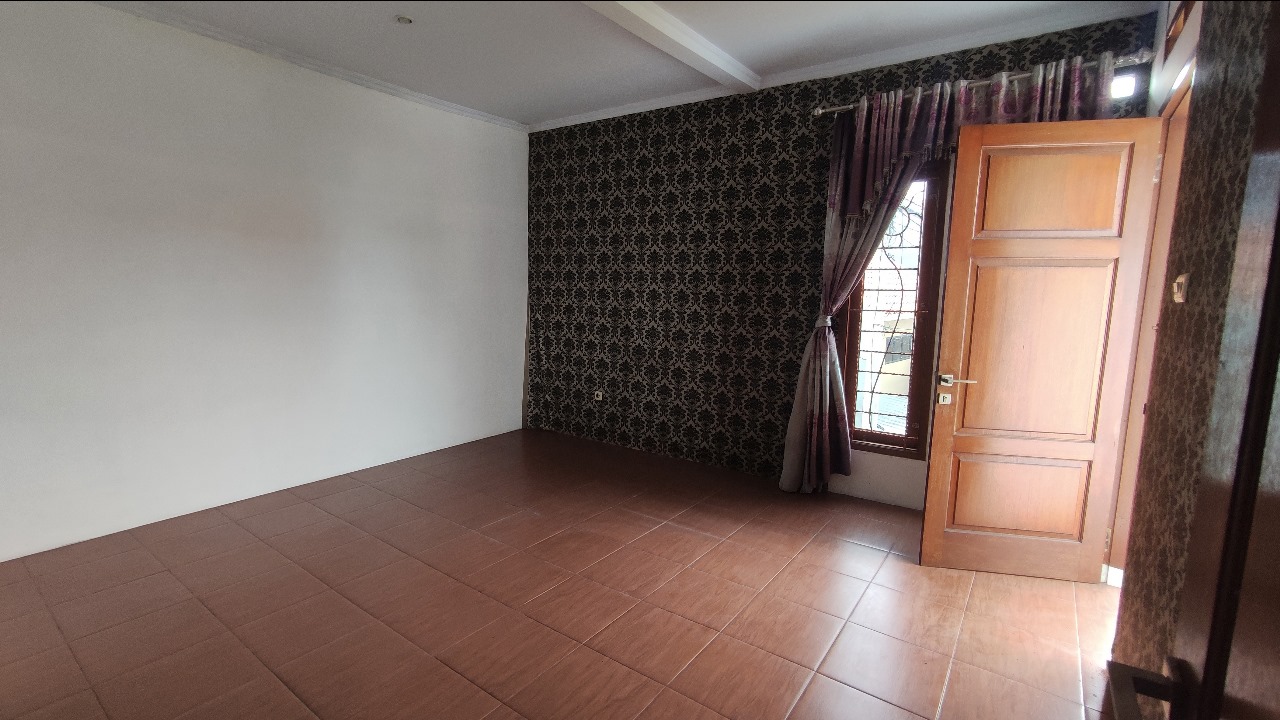 Dijual Rumah 2Lt strategis di belakang kampus UI Depok.