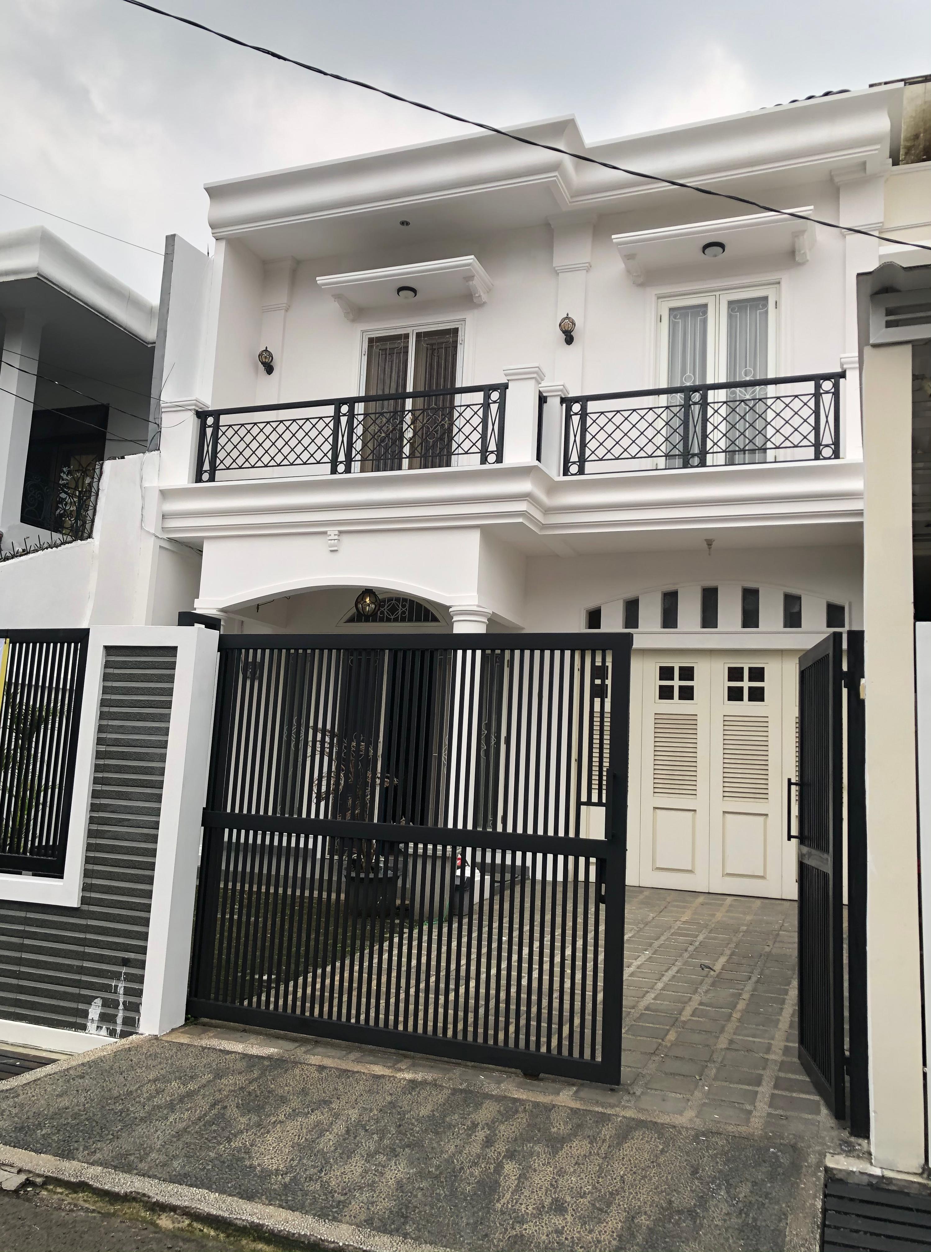 Dijual Rumah Semi Modern dengan lokasi strategis di Pejaten