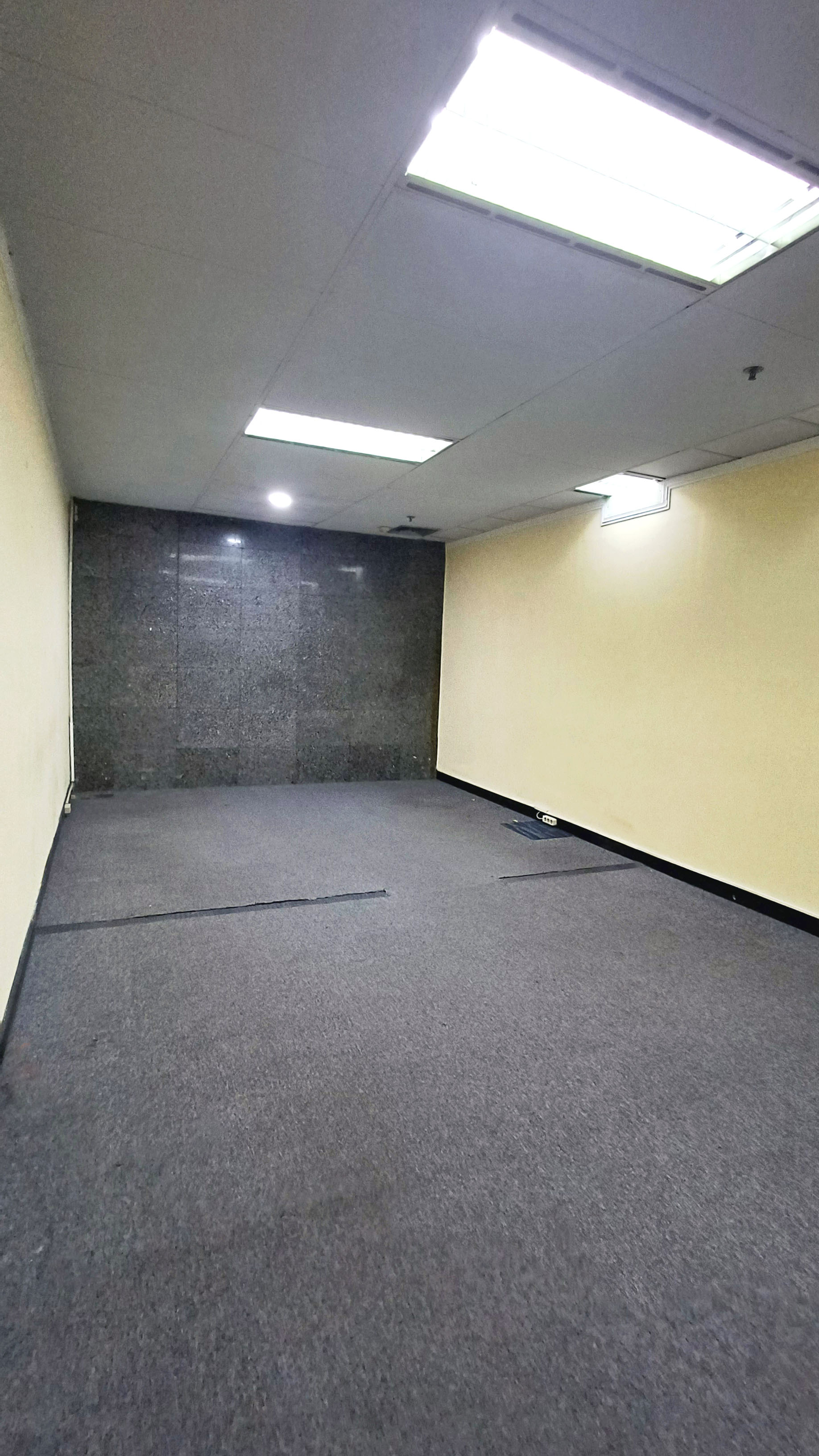Ruang Kantor 32m² di Pusat Kota Surabaya dengan Harga Bersaing!