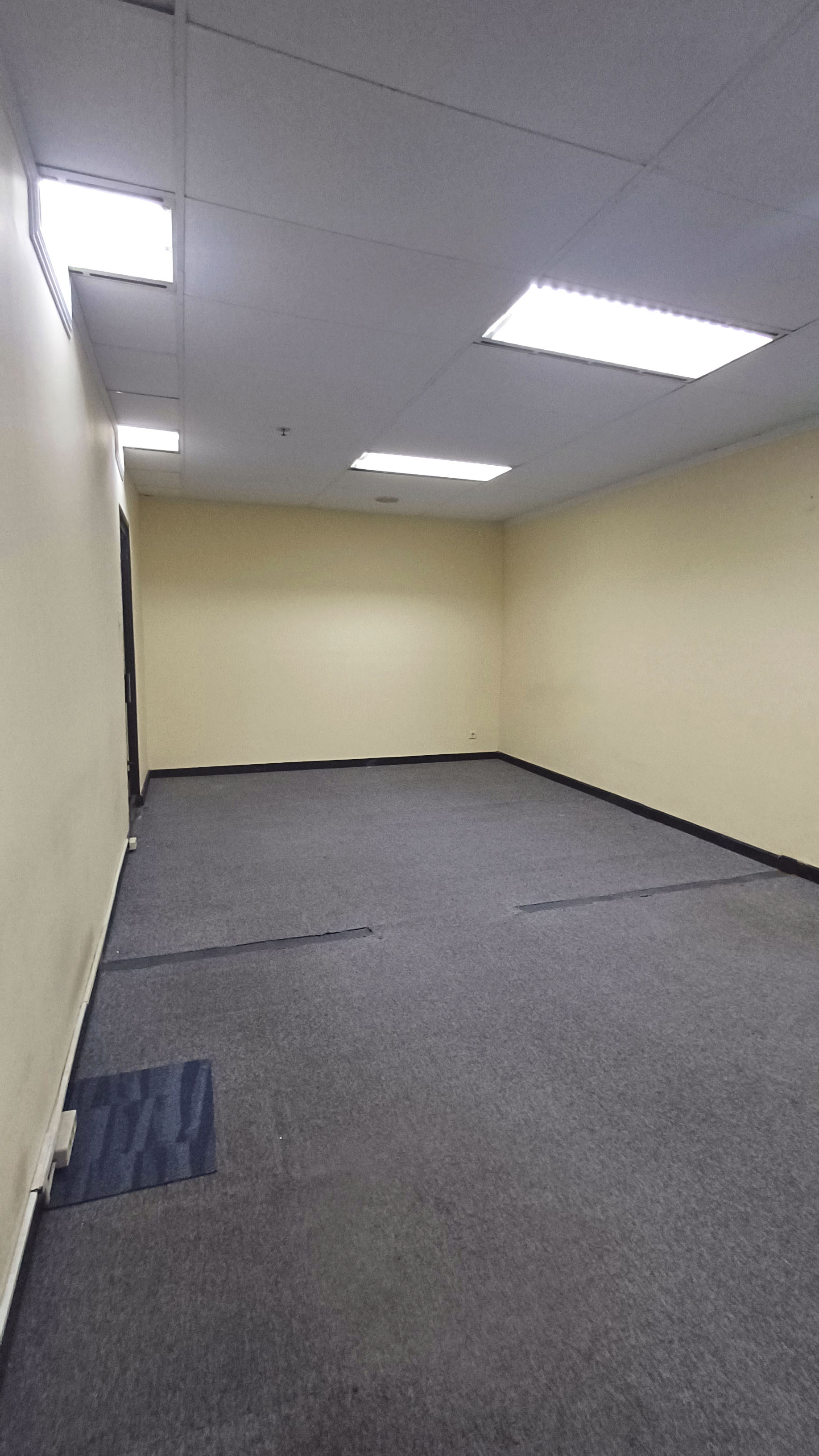 Ruang Kantor 32m² di Pusat Kota Surabaya dengan Harga Bersaing!