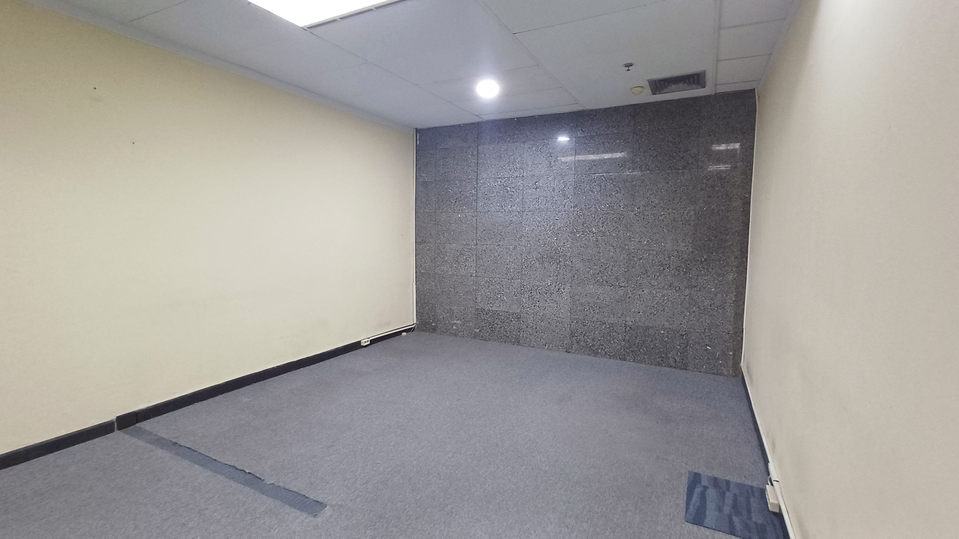 Ruang Kantor 32m² di Pusat Kota Surabaya dengan Harga Bersaing!