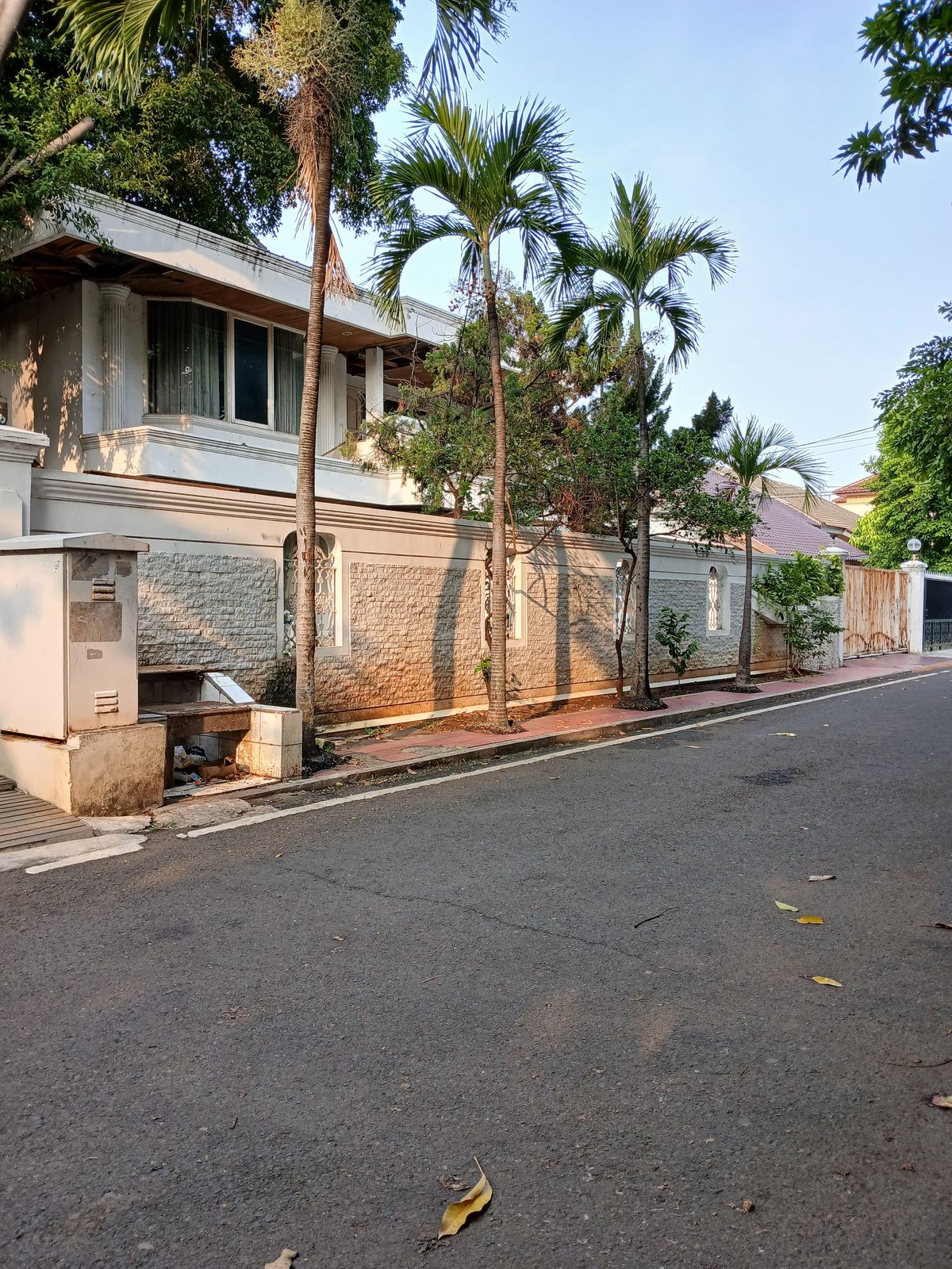 Dijual rumah lama komplek butuh renovasi di Cempaka Putih Tengah
