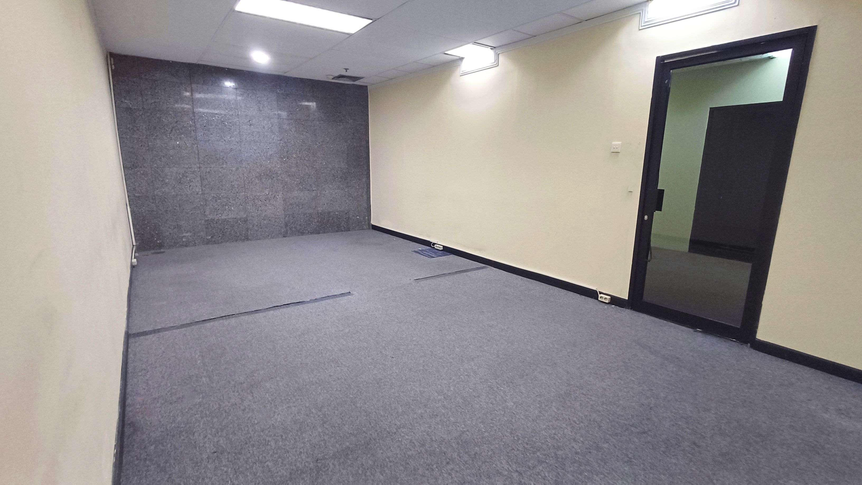 Ruang Kantor 32m² di Pusat Kota Surabaya dengan Harga Bersaing!