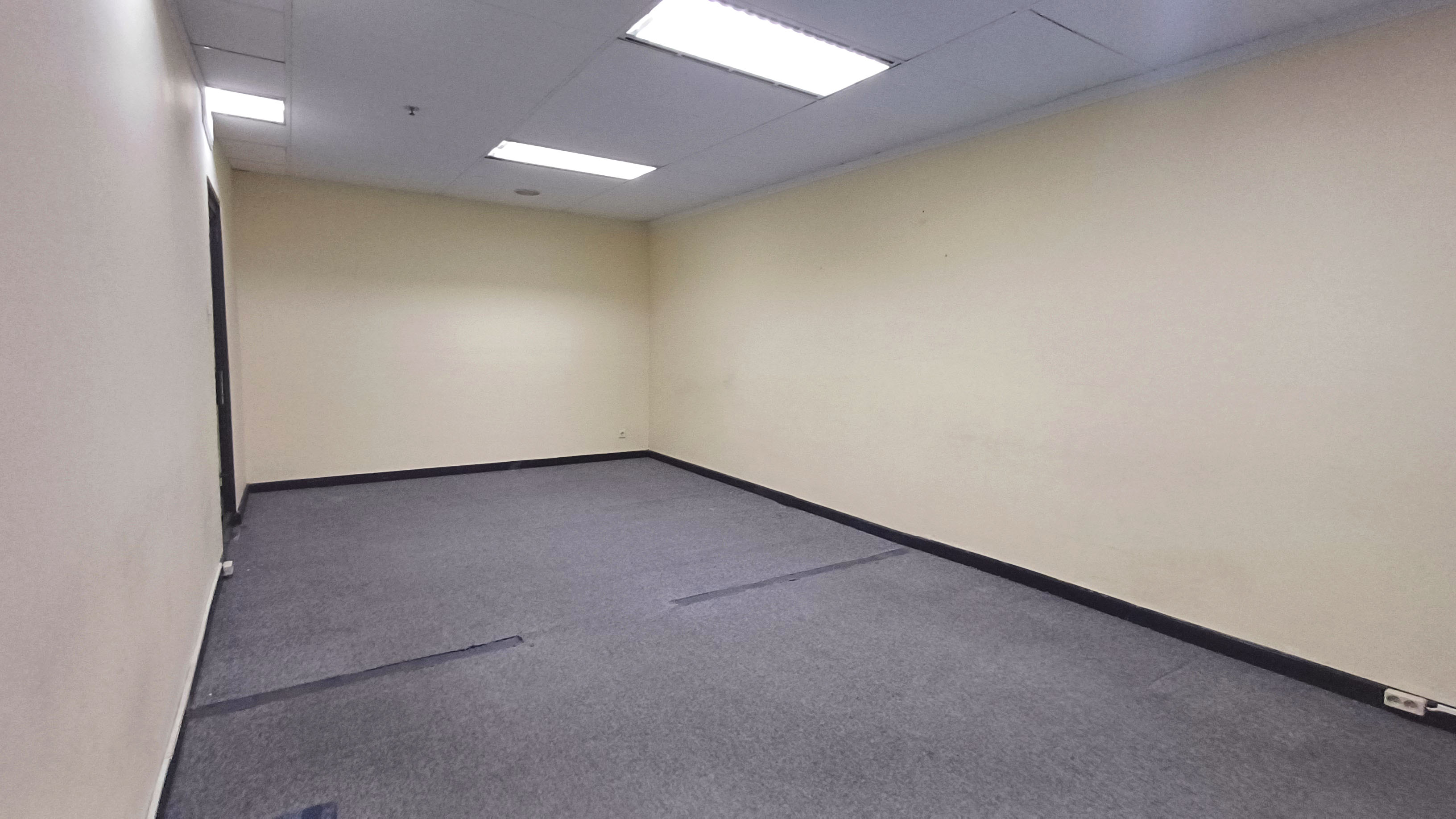 Ruang Kantor 32m² di Pusat Kota Surabaya dengan Harga Bersaing!