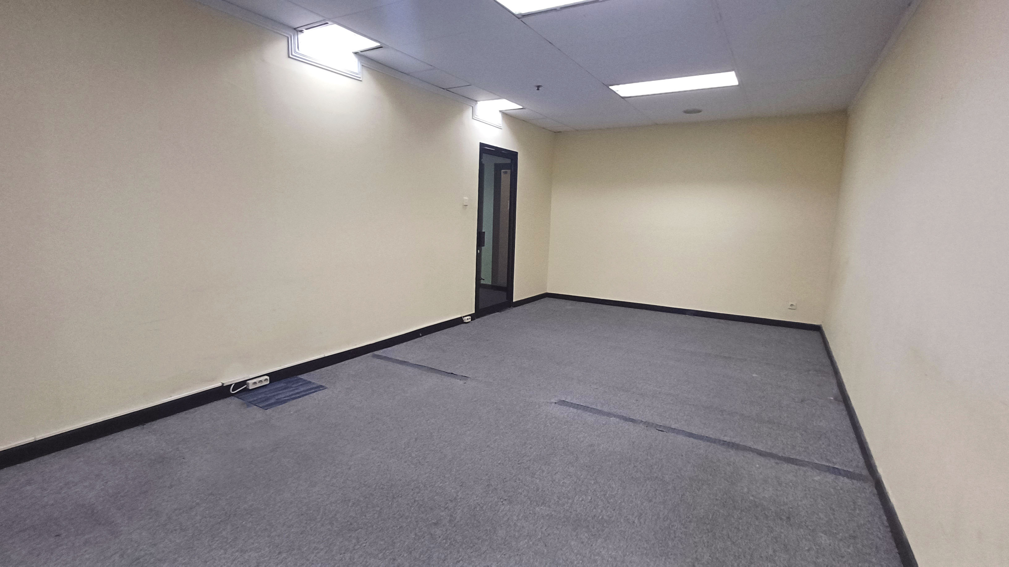 Ruang Kantor 32m² di Pusat Kota Surabaya dengan Harga Bersaing!
