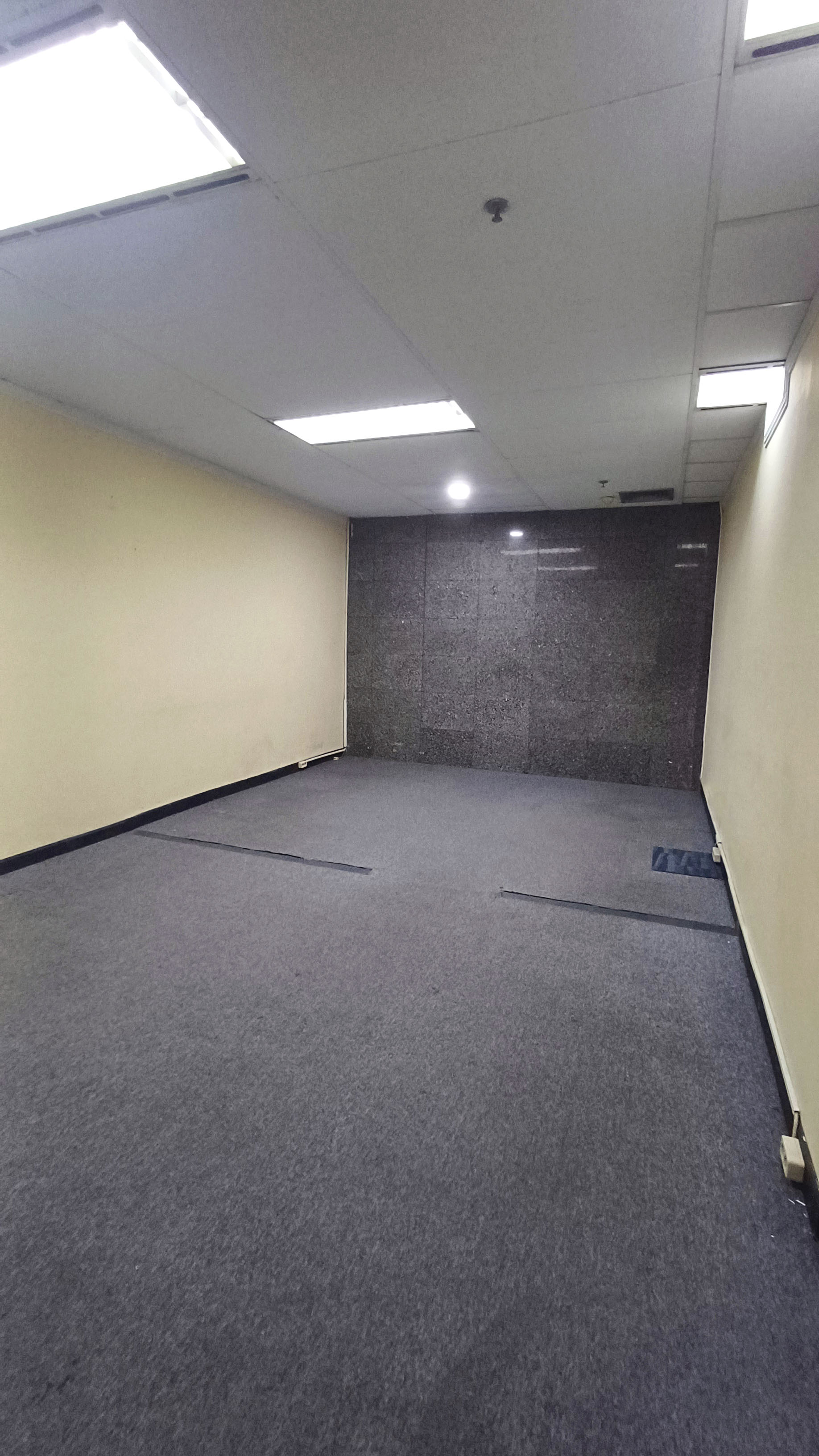 Ruang Kantor 32m² di Pusat Kota Surabaya dengan Harga Bersaing!