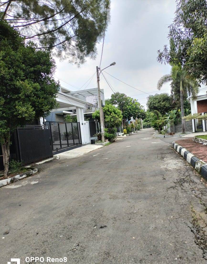 Dijual rumah tanah luas di Komplek Arcamanik Endah Kota Bandung