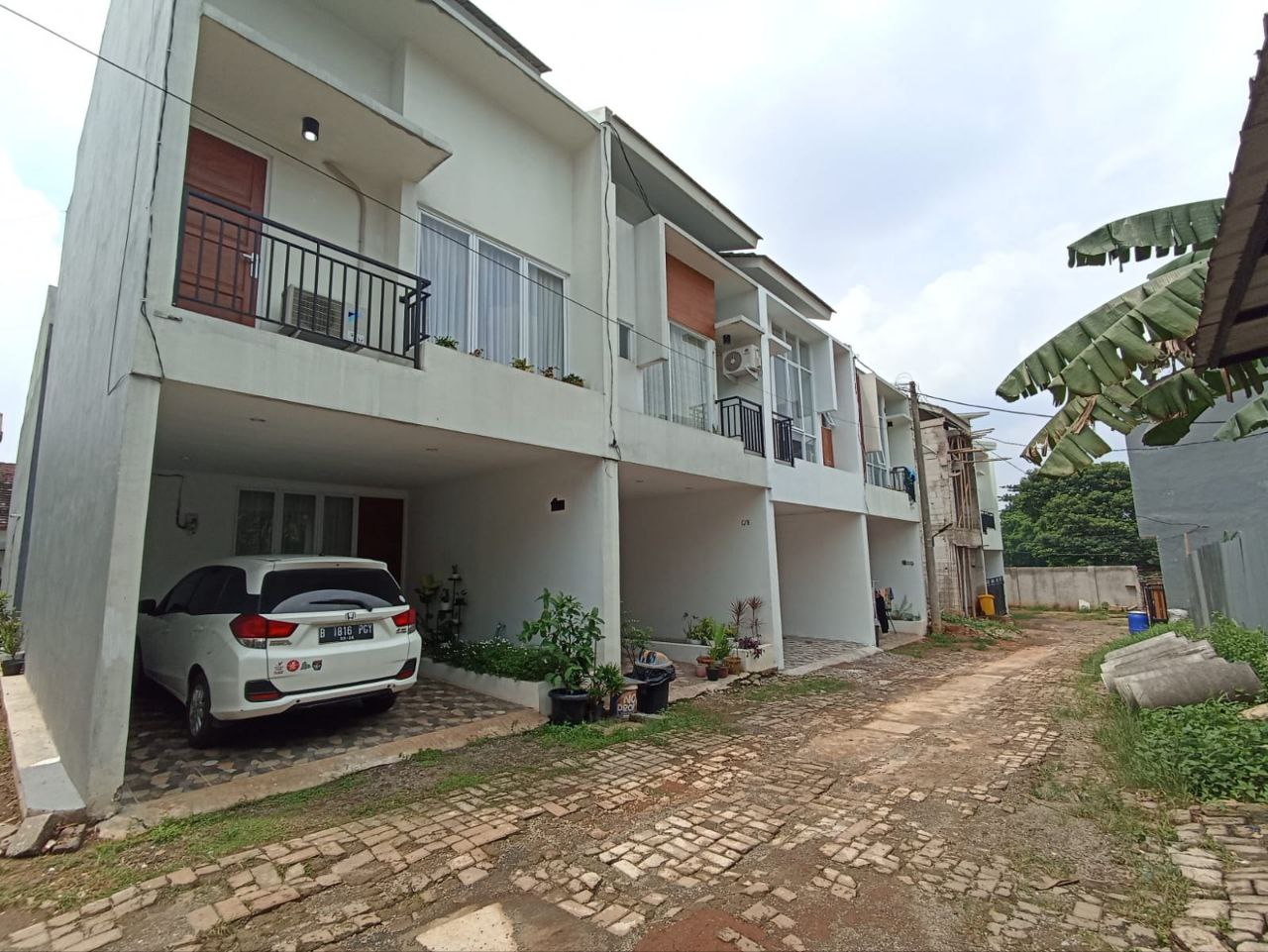 Townhouse Rumah Mezzanine ekat Stasiun Lrt Ciracas Jakarta Timur