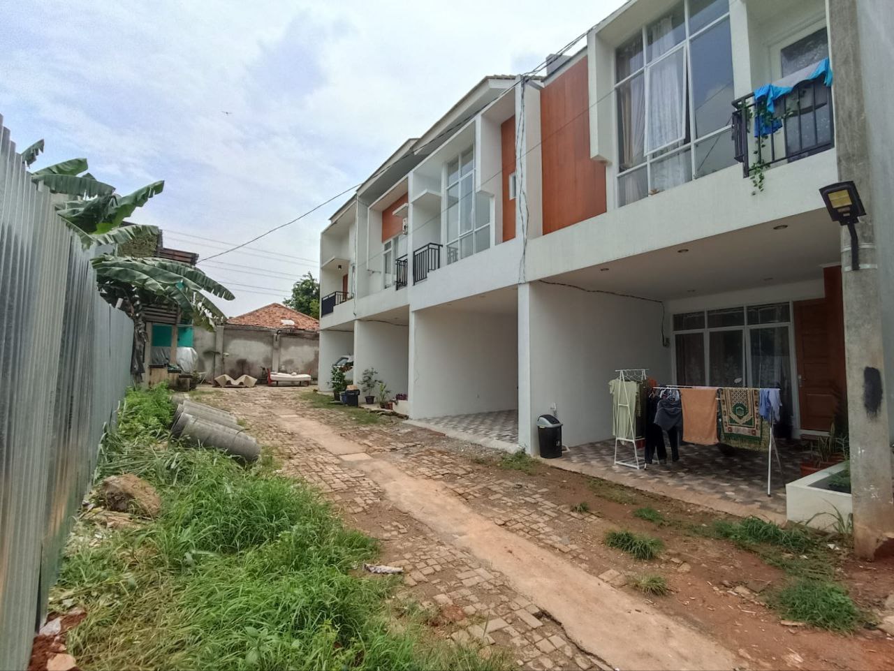 Townhouse Rumah Mezzanine ekat Stasiun Lrt Ciracas Jakarta Timur