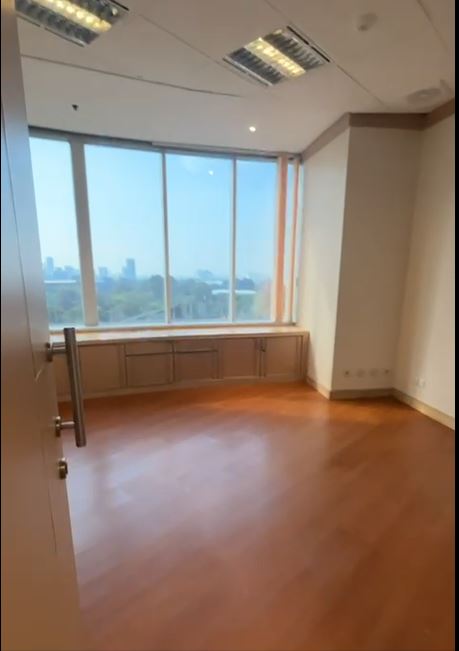 Disewakan office space baru renov di Menara Sudirman Senayan