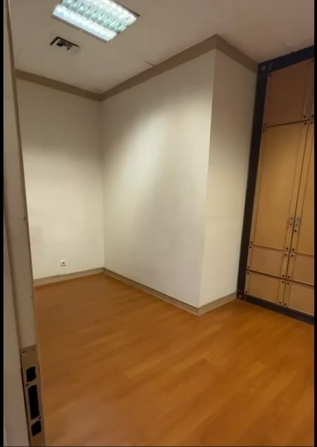 Disewakan office space baru renov di Menara Sudirman Senayan