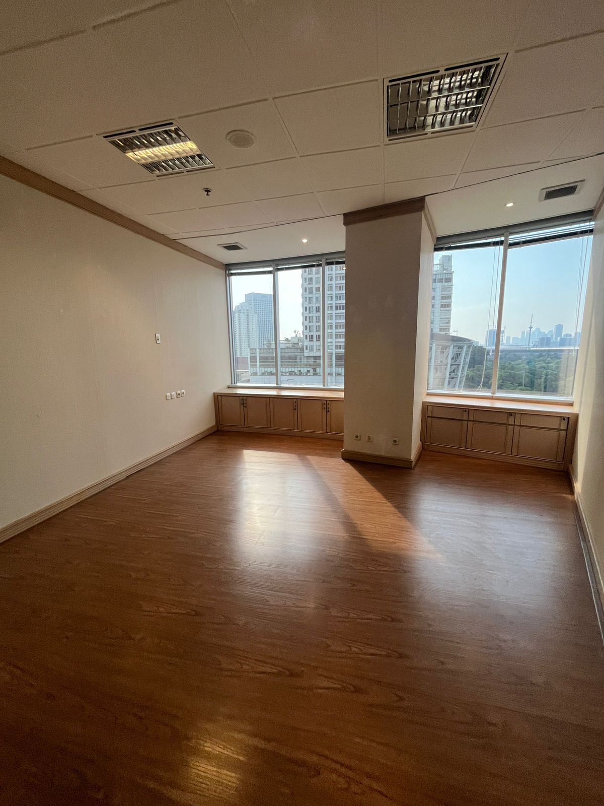 Disewakan office space baru renov di Menara Sudirman Senayan