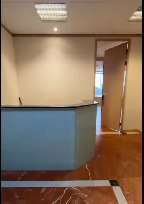 Disewakan office space baru renov di Menara Sudirman Senayan