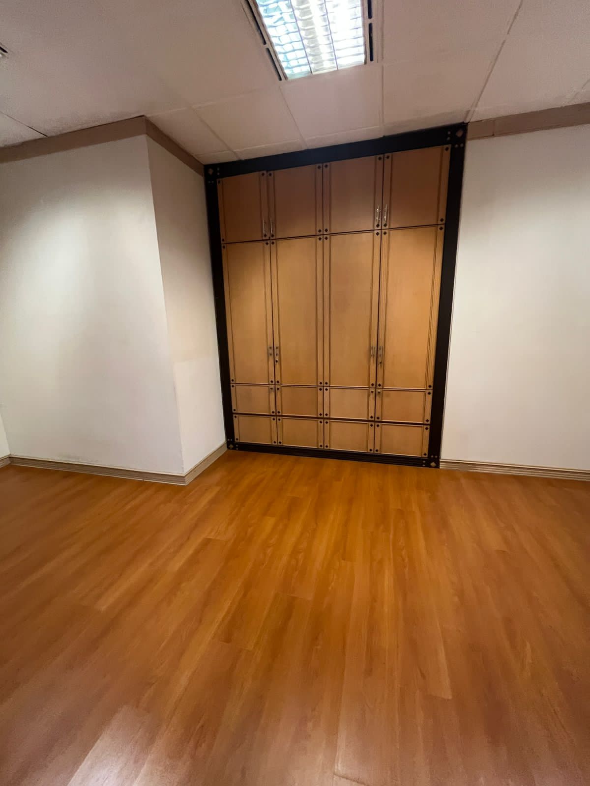 Disewakan office space baru renov di Menara Sudirman Senayan
