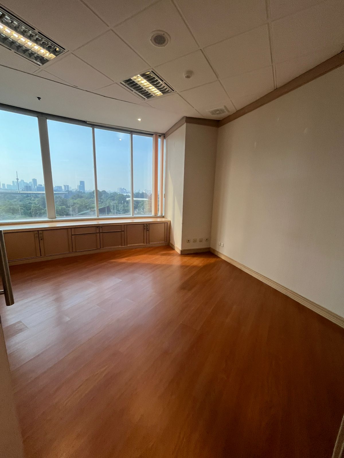 Disewakan office space baru renov di Menara Sudirman Senayan