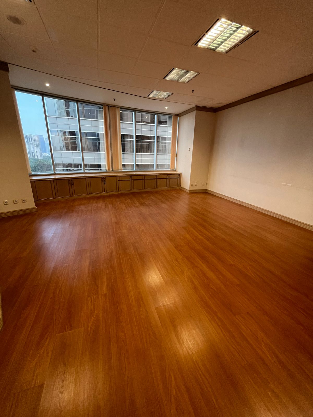Disewakan office space baru renov di Menara Sudirman Senayan