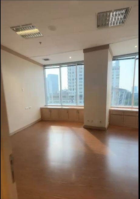 Disewakan office space baru renov di Menara Sudirman Senayan