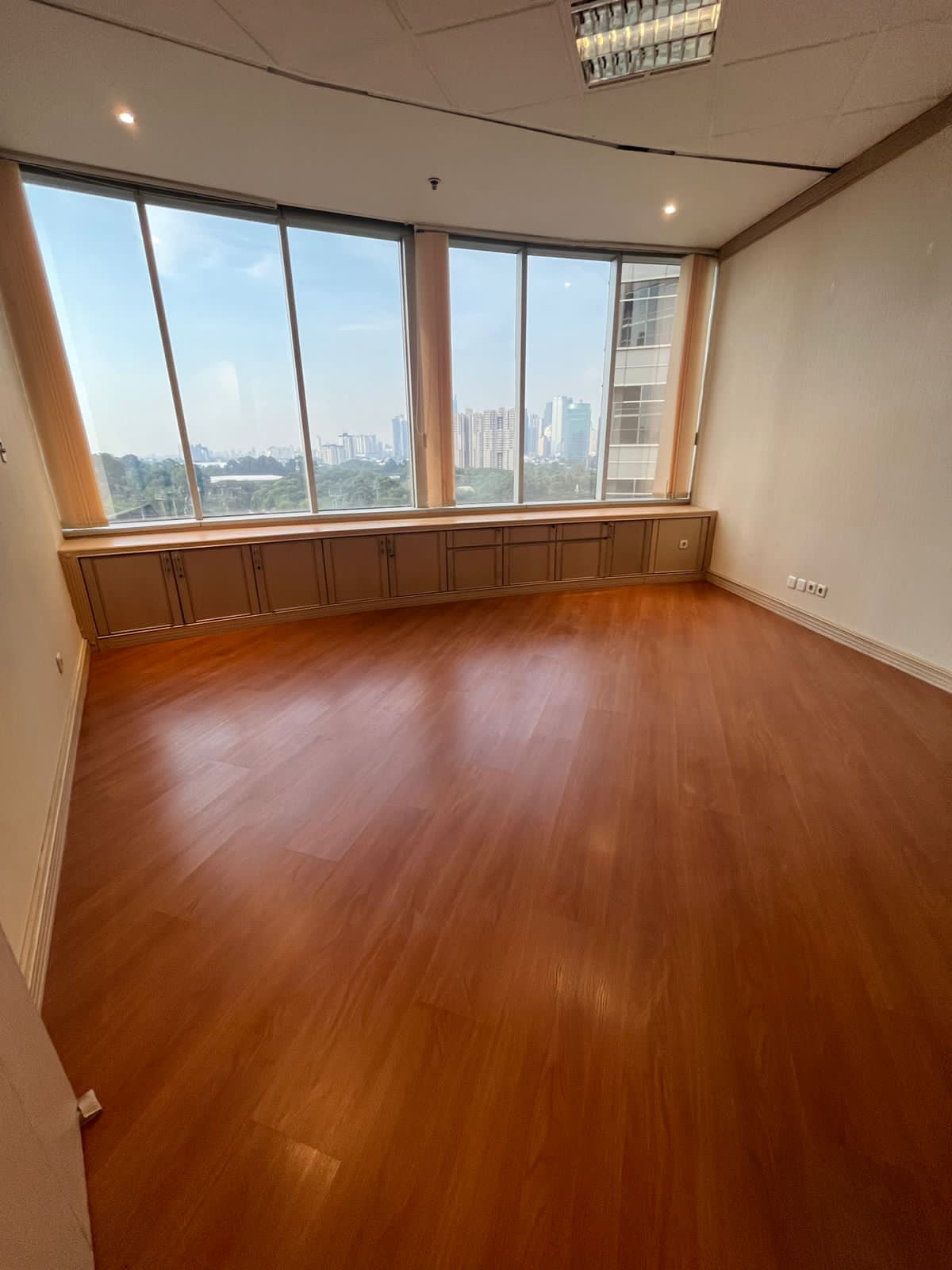 Disewakan office space baru renov di Menara Sudirman Senayan