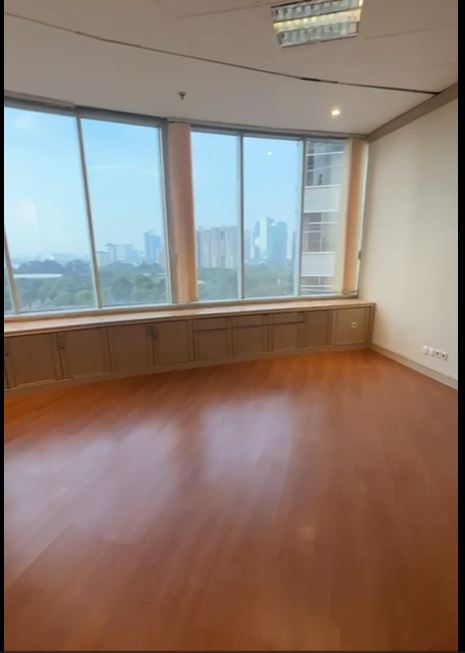 Disewakan office space baru renov di Menara Sudirman Senayan