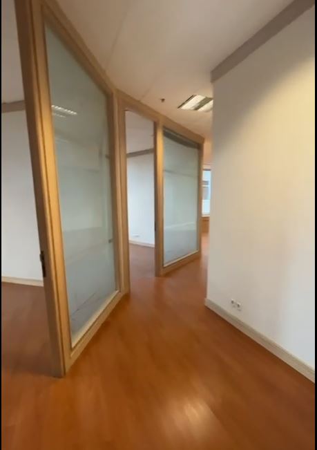 Disewakan office space baru renov di Menara Sudirman Senayan