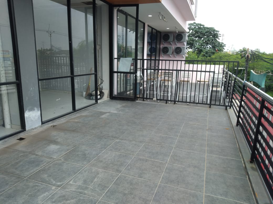 2 unit ruko baru komersil dijual di area Karang Tengah