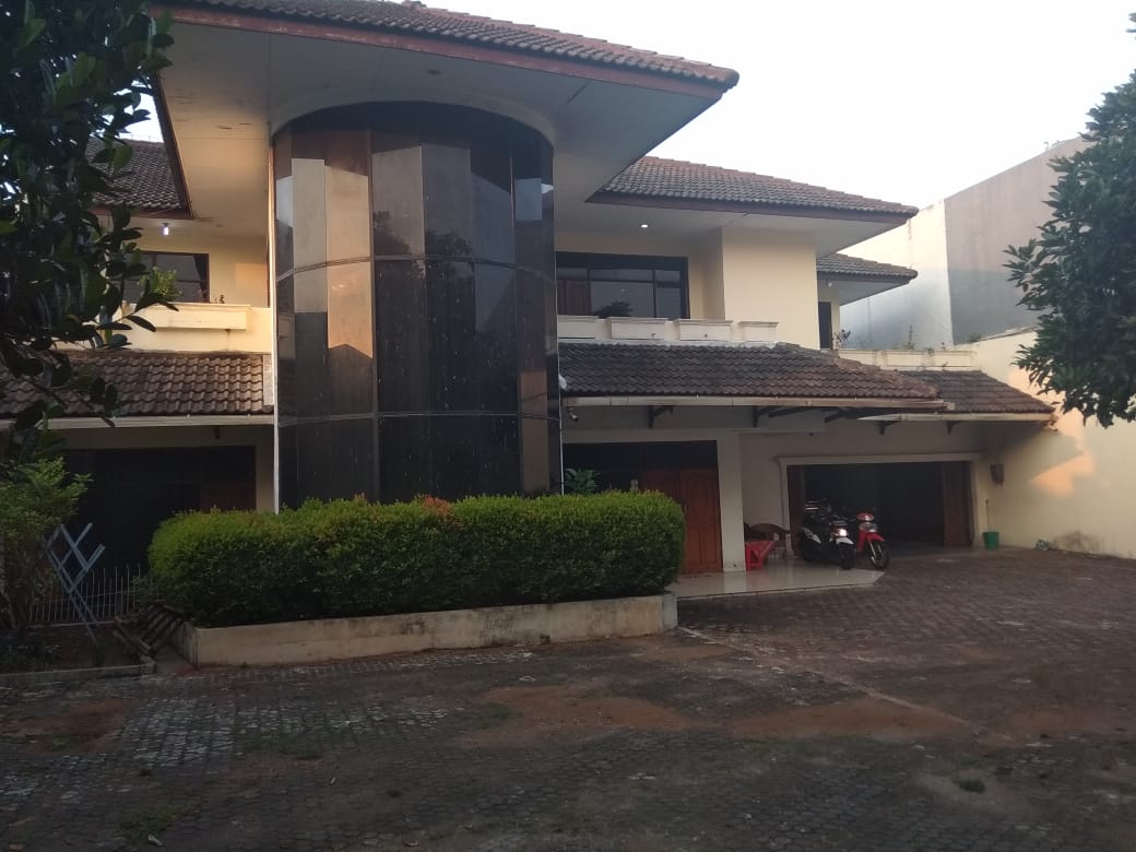 Dijual rumah mewah luas di Kebon Jeruk, Kelapa Dua Jakarta Barat