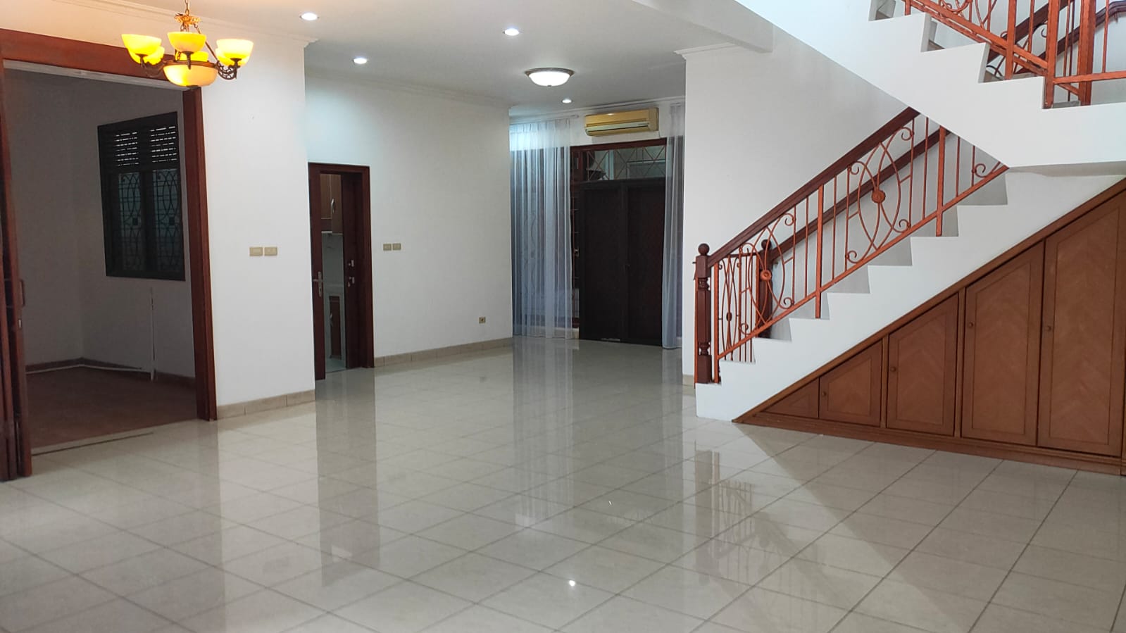 Disewakan rumah komplek di  Kayu Putih, Pulo Gadung, Jakarta