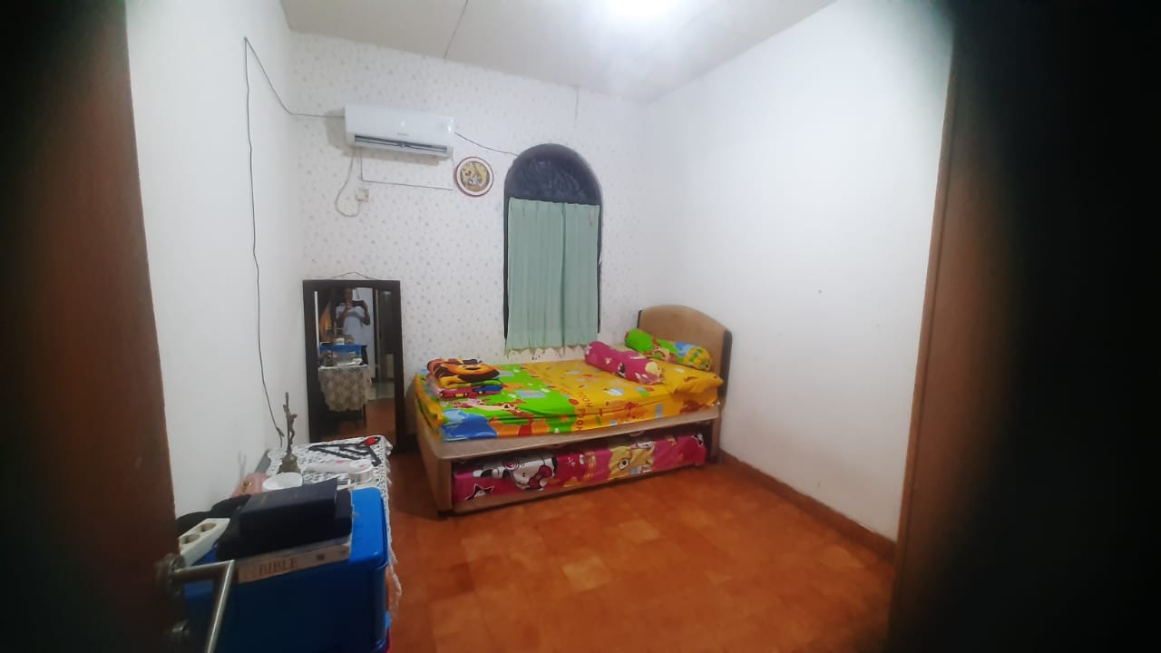 Dijual rumah dan ruang usaha di Durensawit, Jakarta Timur