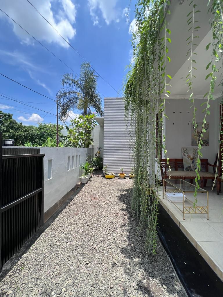 Dijual rumah komplek cantik di Cireundeu, Ciputat Timur