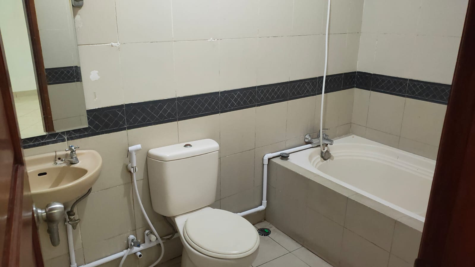 Disewakan rumah komplek di  Kayu Putih, Pulo Gadung, Jakarta