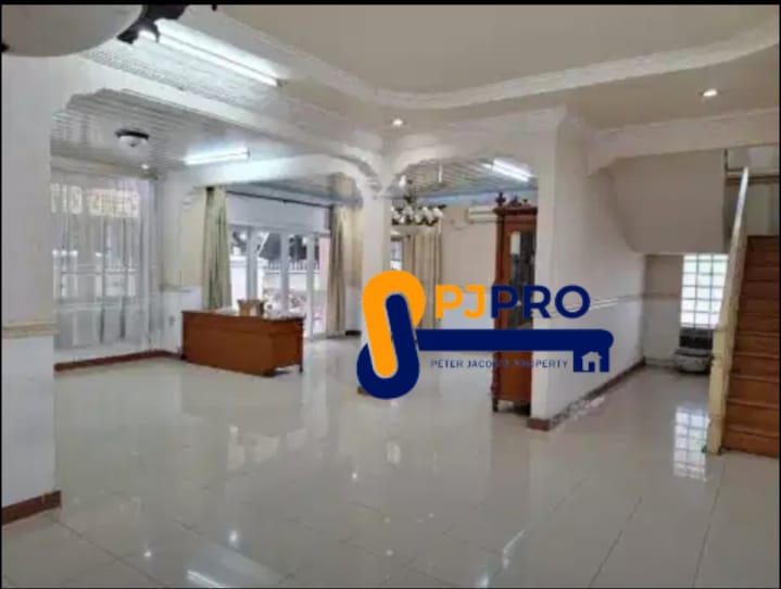 Disewa Rumah Bagus Besar Posisi Hook di Tanjung Barat