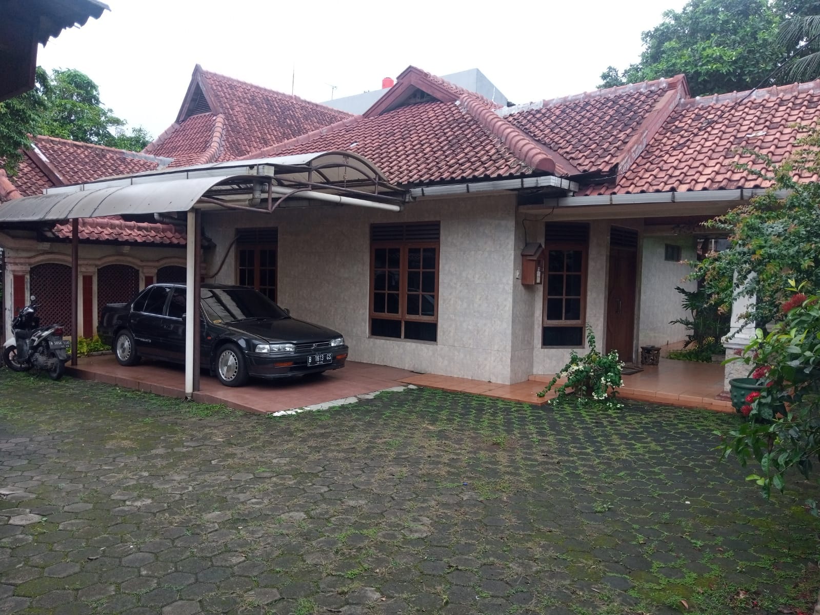 Dijual rumah luas di Utan Kayu Utara, Matraman, Jakarta Timur