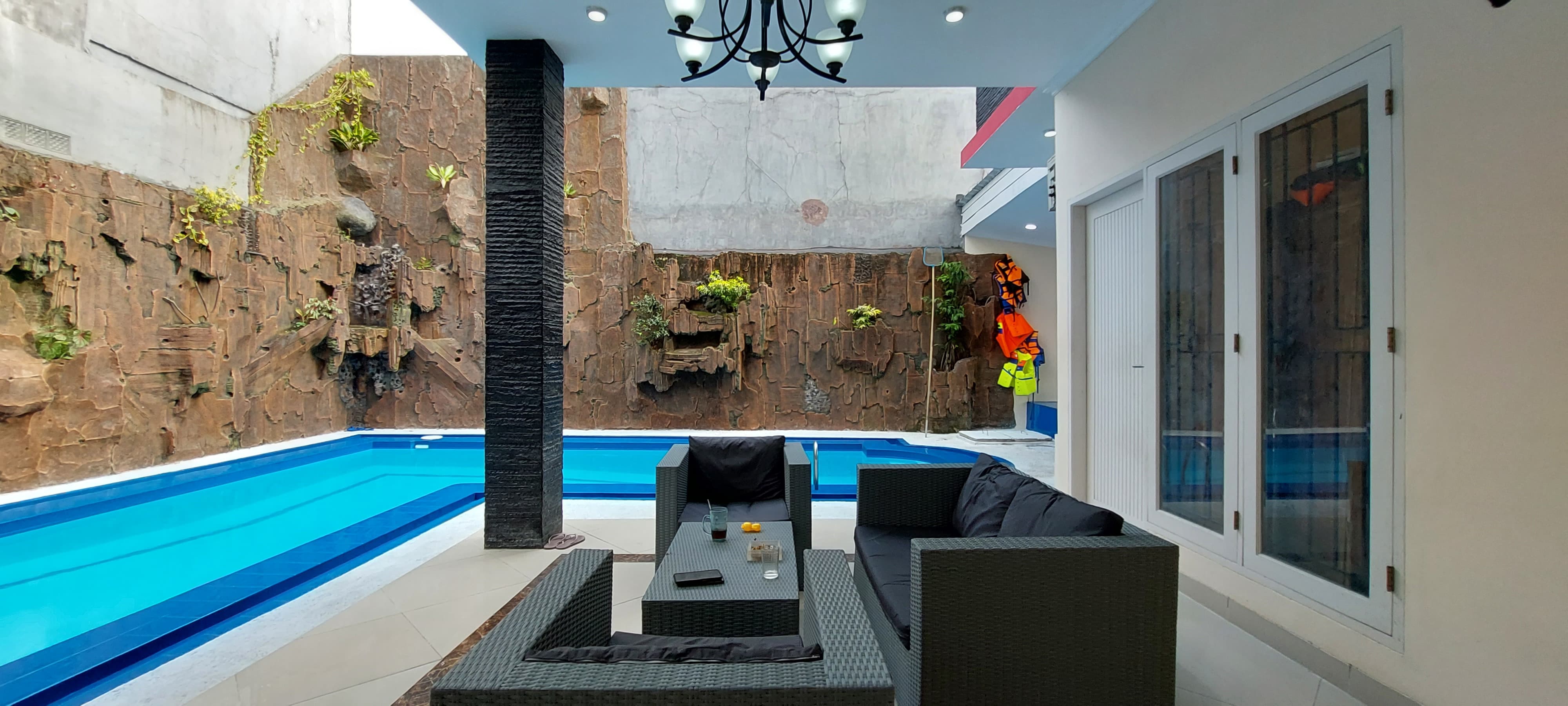 Dijual rumah mewah dengan swimming pool Kebagusan, Pasar Minggu
